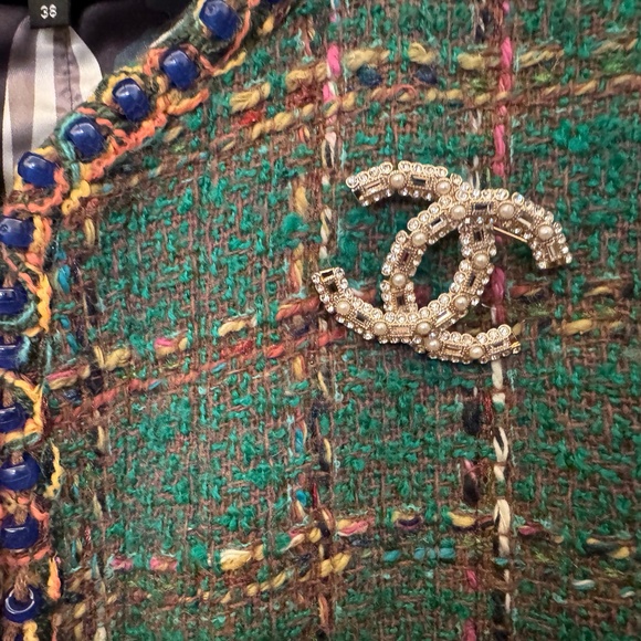 Brand New Classic Chanel Large CC Logo Crystal Embellished Pearl Brooch - Picture 3 of 3